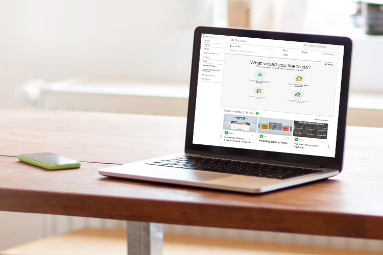 筆記電腦上的教育頁面